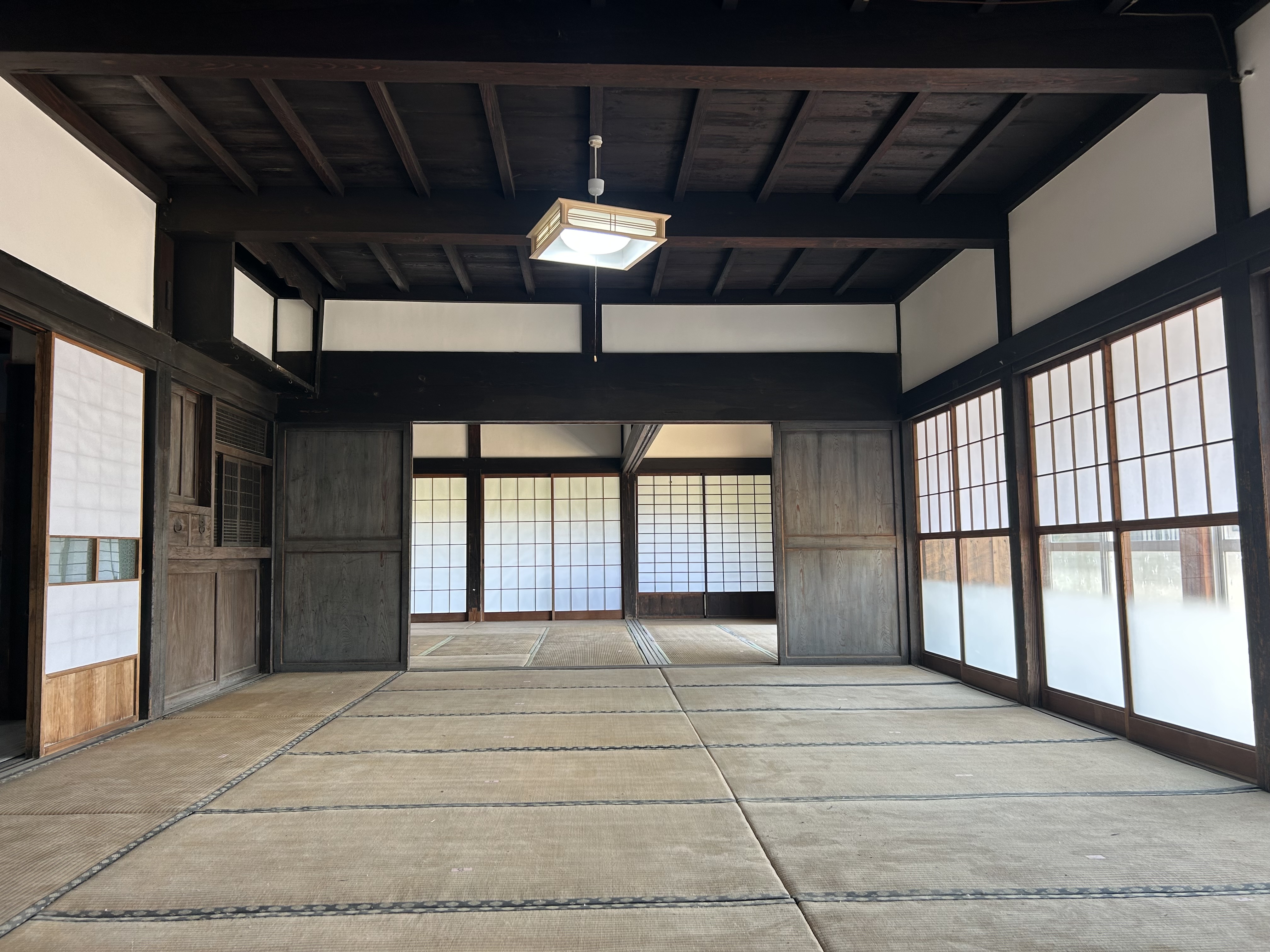 千葉県_小坂家住宅主屋_011_座敷(土間から)