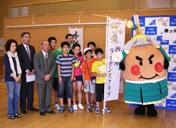 勝っタネ！くん着ぐるみ贈呈式の写真