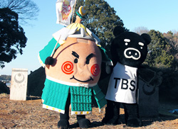 「勝っタネ！くん」と「BooBoくん」の着ぐるみ写真